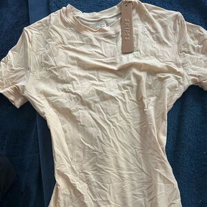 Skims fits everybody t-shirt, in color sand, xxs
Brand new, SOLD OUT